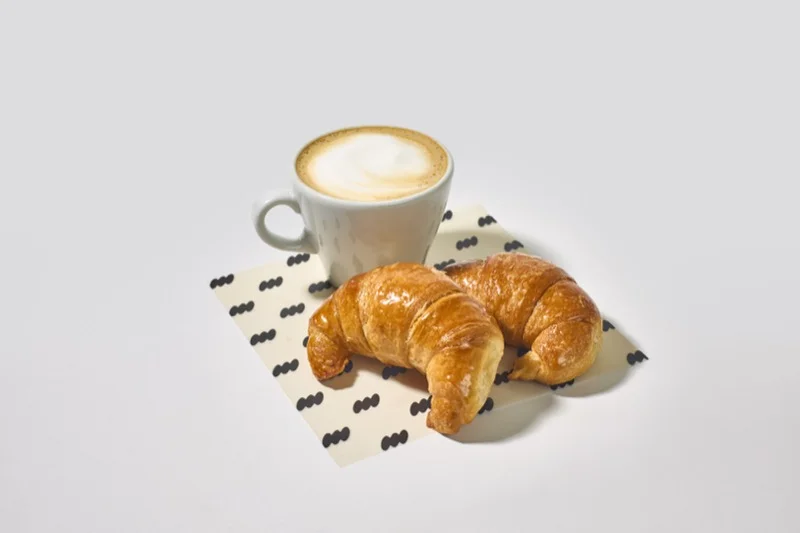 Infusión con medialunas